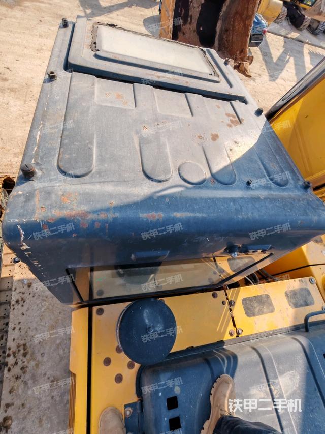 駕駛室頂部(整機(jī)外觀) 駕駛室頂部(整機(jī)外觀)