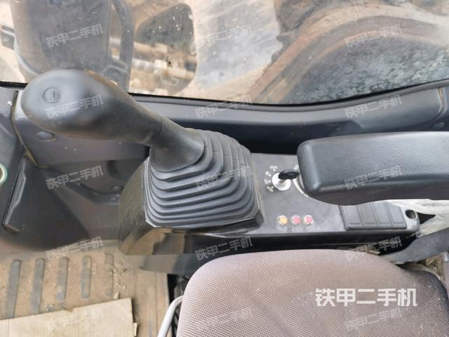 座椅右側控制臺/鑰匙門/油門/含右手柄(駕駛室部分) 座椅右側控制臺/鑰匙門/油門/含右手柄(駕駛室部分)