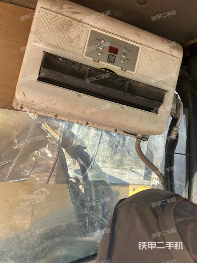 行走控制手柄和踏板?俯拍（駕駛室部分）