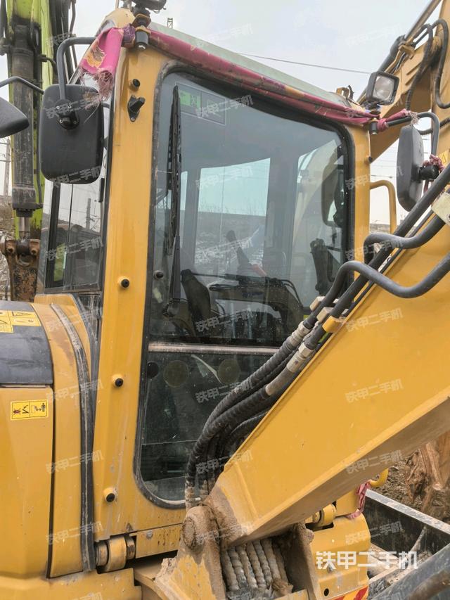 回轉(zhuǎn)馬達(dá)和主控閥（整機(jī)外觀）