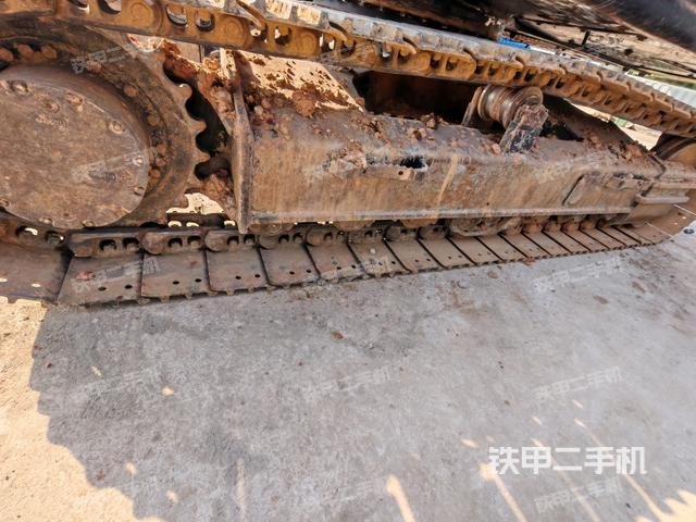 單側(cè)履帶整體(整機(jī)外觀) 單側(cè)履帶整體(整機(jī)外觀)