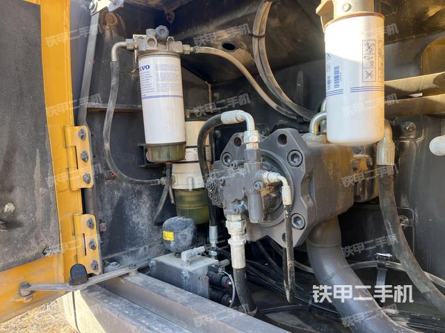 液壓泵艙室正面整體（整機外觀）