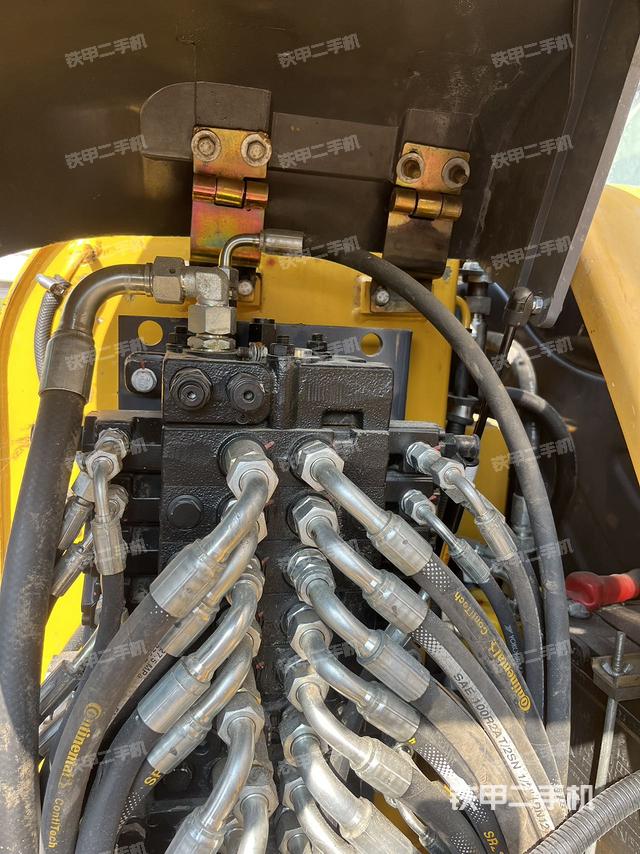 回转马达和主控阀（整机外观）