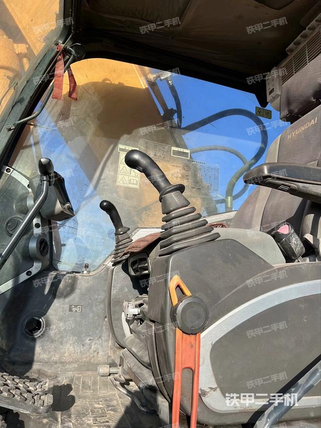 駕駛室整體(整機(jī)外觀) 駕駛室整體(整機(jī)外觀)