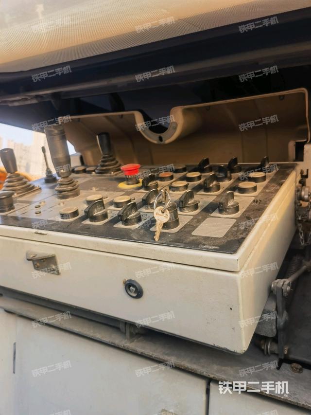 駕駛室操作臺（設(shè)備外觀及核心部件）