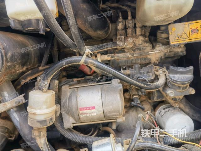 液壓泵艙室正面整體(整機外觀) 液壓泵艙室正面整體(整機外觀)