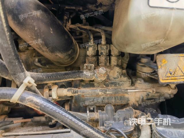 回轉(zhuǎn)馬達和主控閥(整機外觀) 回轉(zhuǎn)馬達和主控閥(整機外觀)