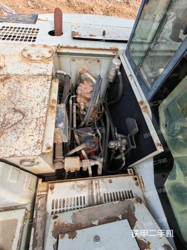 回轉(zhuǎn)馬達(dá)和主控閥（整機(jī)外觀）