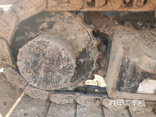 左驅(qū)動輪（行走機構(gòu)）