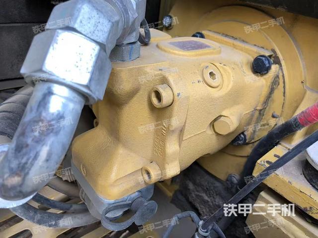 液壓泵艙室正面整體（整機外觀）