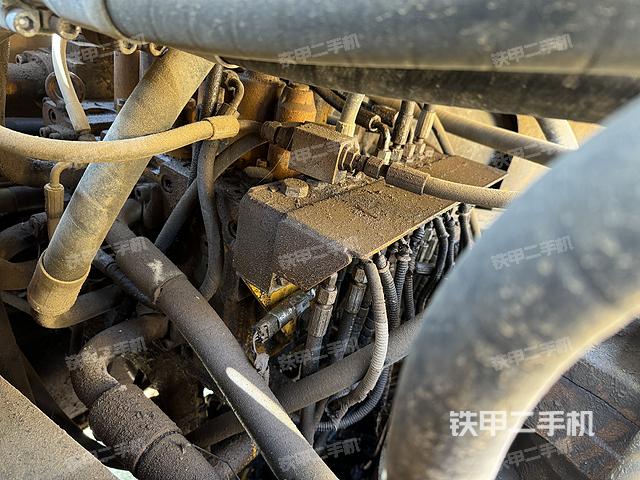 回转马达和主控阀（整机外观）