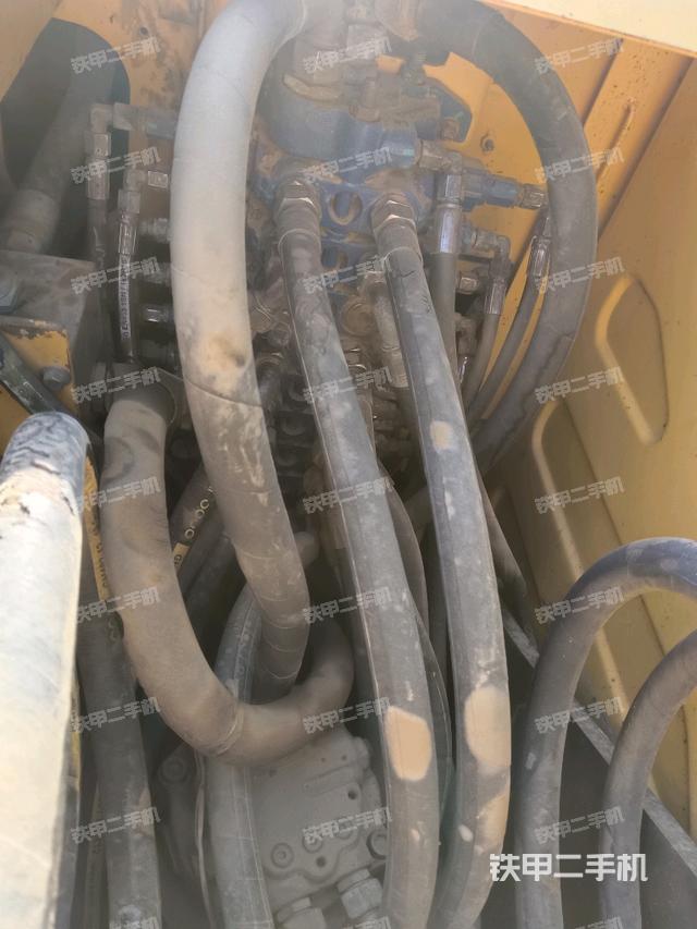 回轉(zhuǎn)馬達(dá)和主控閥（整機(jī)外觀）