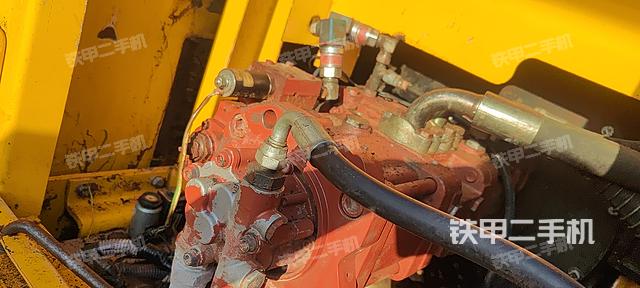 液压泵舱室正面整体（整机外观）