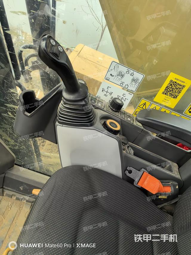 行走控制手柄和踏板?俯拍(駕駛室部分) 行走控制手柄和踏板?俯拍(駕駛室部分)