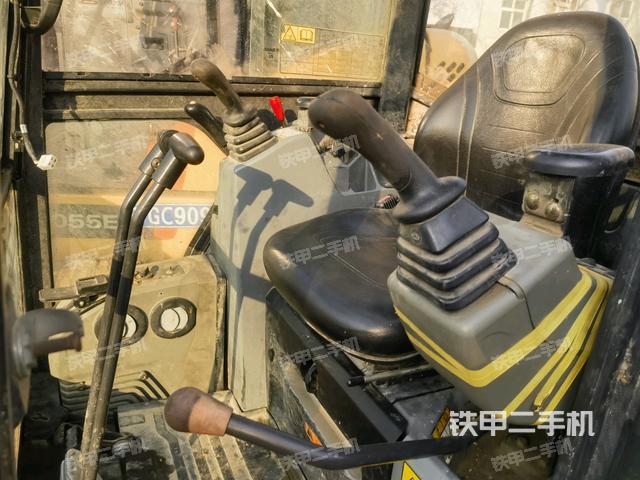 駕駛室整體(整機外觀) 駕駛室整體(整機外觀)