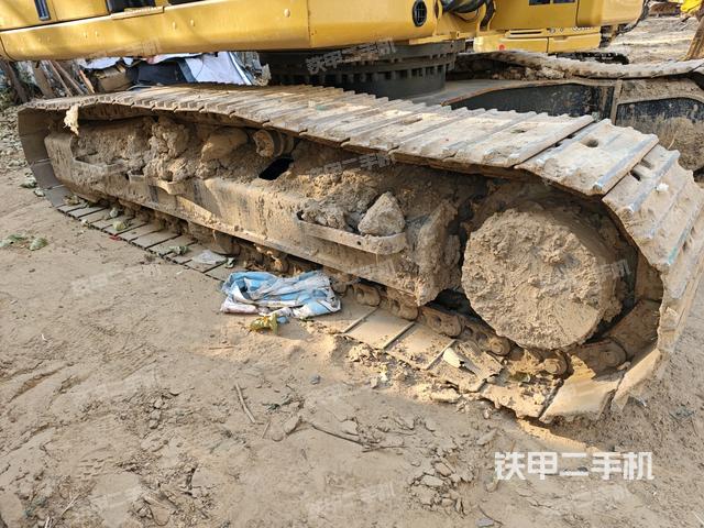 單側(cè)履帶整體(整機(jī)外觀) 單側(cè)履帶整體(整機(jī)外觀)