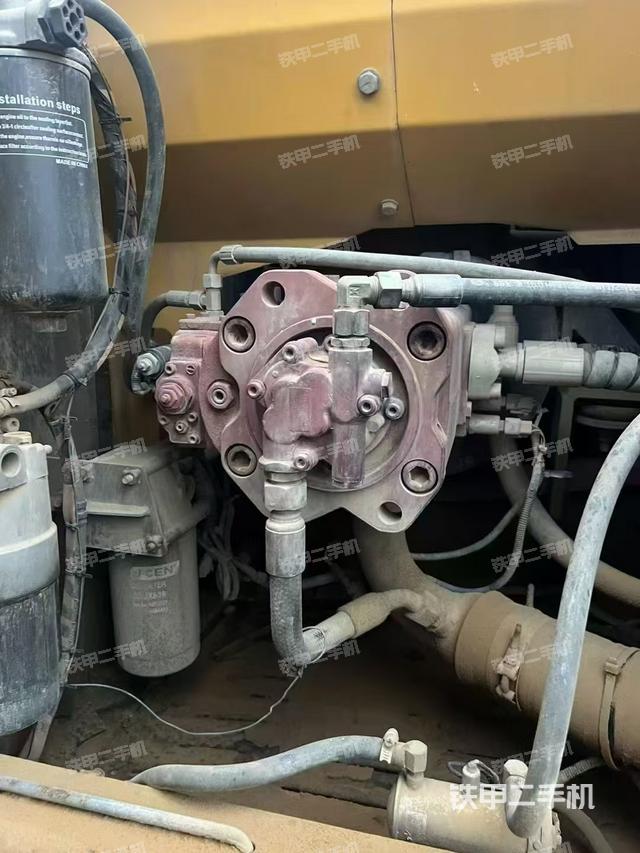 液壓泵艙室正面整體(整機外觀) 液壓泵艙室正面整體(整機外觀)