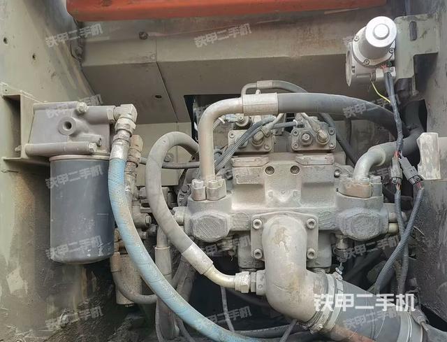 液壓泵艙室正面整體(整機外觀) 液壓泵艙室正面整體(整機外觀)