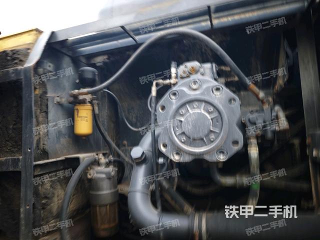 液壓泵艙室正面整體（整機外觀）