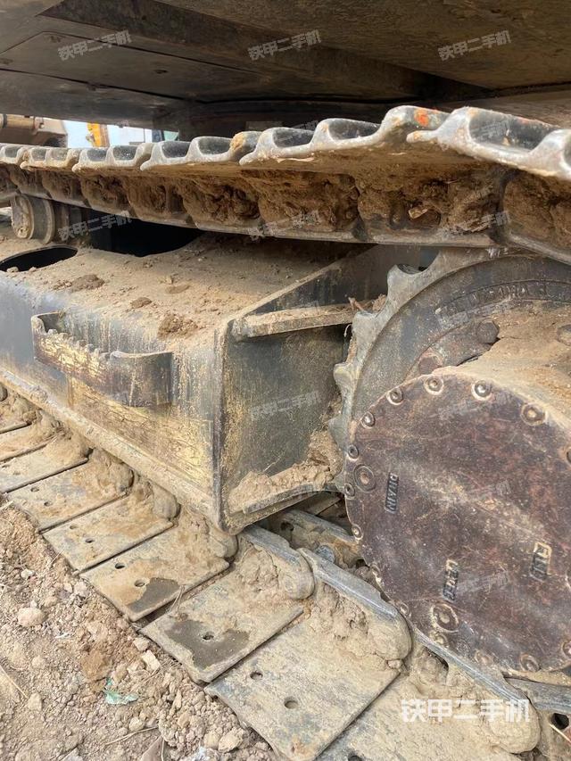 單側(cè)履帶整體(整機(jī)外觀) 單側(cè)履帶整體(整機(jī)外觀)