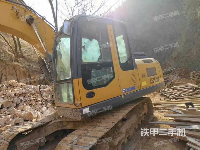 單側(cè)履帶整體(整機外觀) 單側(cè)履帶整體(整機外觀)