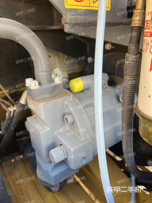 液压泵舱室正面整体（整机外观）