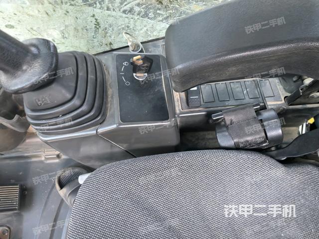 座椅右側(cè)控制臺(tái)/鑰匙門/油門/含右手柄（駕駛室部分）