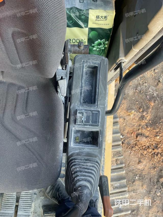 行走控制手柄和踏板?俯拍(駕駛室部分) 行走控制手柄和踏板?俯拍(駕駛室部分)