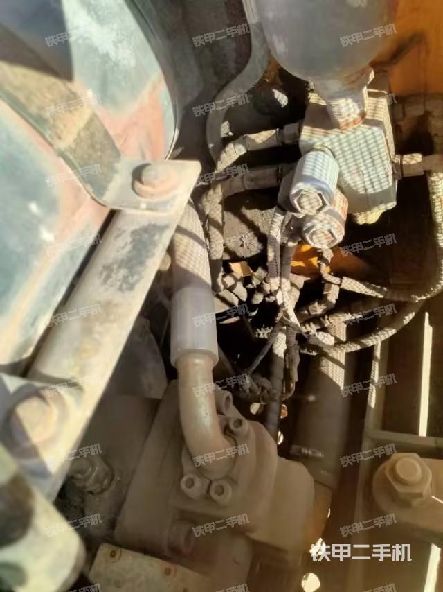 液壓泵艙室正面整體（整機外觀）