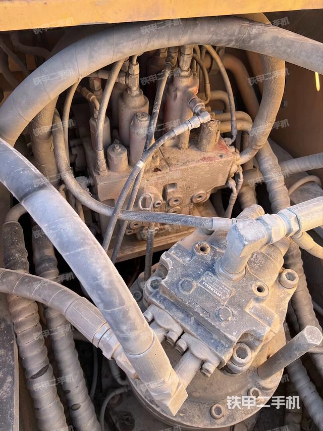 回轉(zhuǎn)馬達(dá)和主控閥(整機(jī)外觀) 回轉(zhuǎn)馬達(dá)和主控閥(整機(jī)外觀)