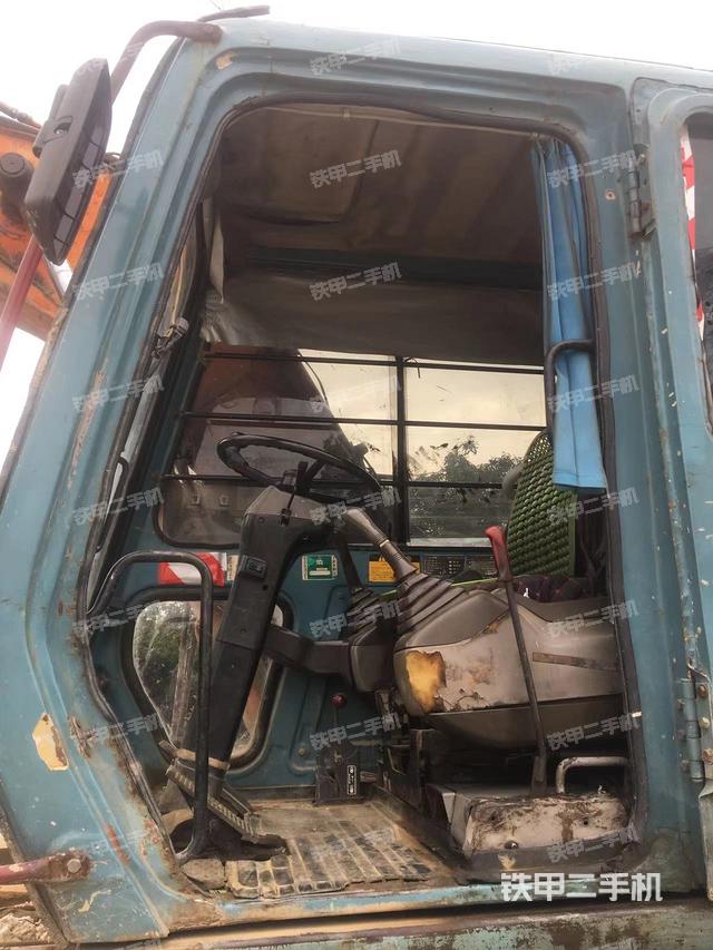 駕駛室頂部(整機(jī)外觀) 駕駛室頂部(整機(jī)外觀)