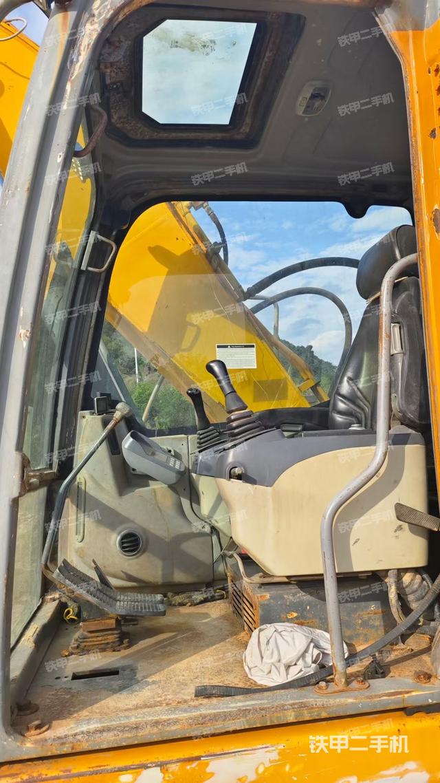 駕駛室頂部（整機外觀）