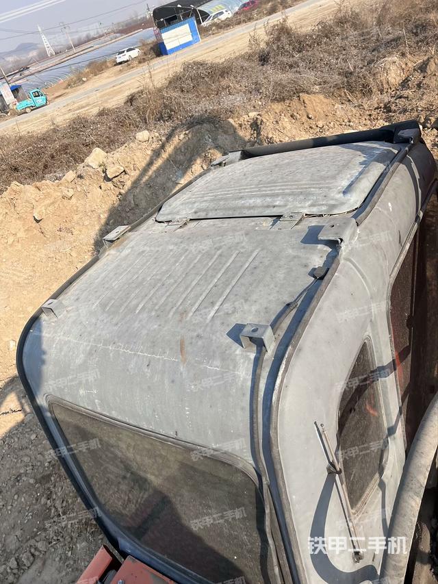 駕駛室頂部(整機(jī)外觀) 駕駛室頂部(整機(jī)外觀)