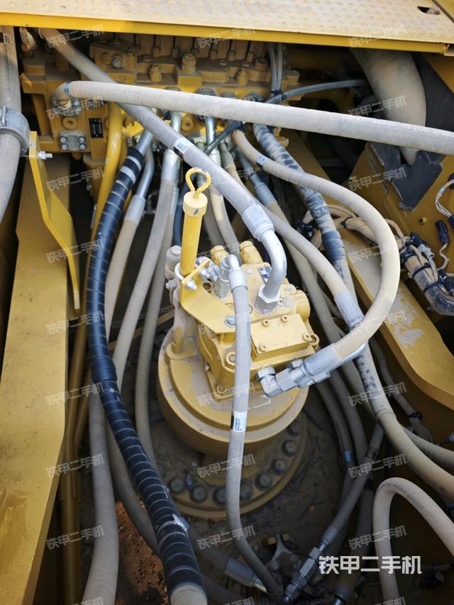 回轉(zhuǎn)馬達(dá)和主控閥（整機(jī)外觀）