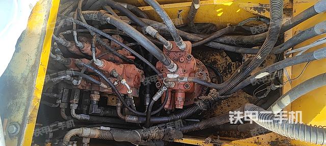 回转马达和主控阀（整机外观）