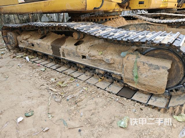 單側(cè)履帶整體(整機(jī)外觀) 單側(cè)履帶整體(整機(jī)外觀)