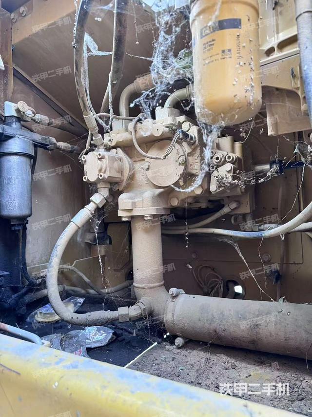 液壓泵艙室正面整體(整機外觀) 液壓泵艙室正面整體(整機外觀)