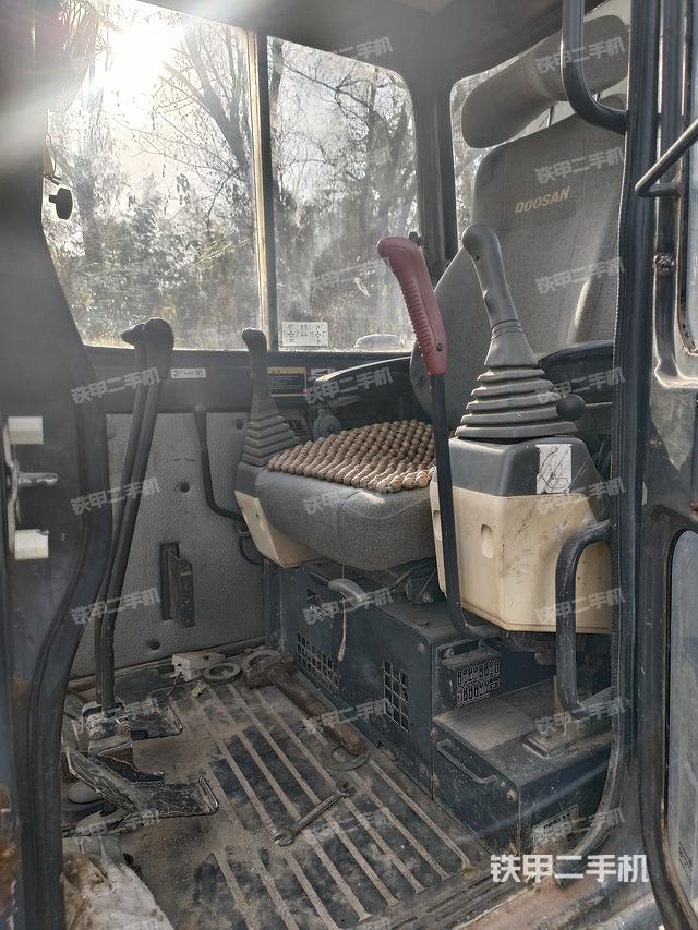 駕駛室整體(整機外觀) 駕駛室整體(整機外觀)