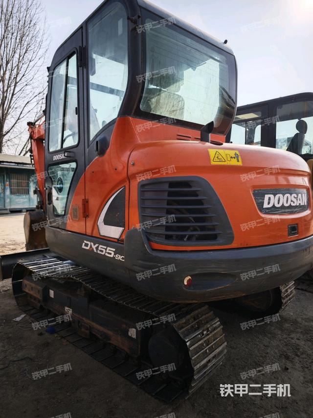 駕駛室頂部(整機外觀) 駕駛室頂部(整機外觀)