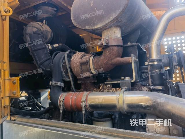 發(fā)動機(jī)右側(cè)（整機(jī)外觀及大件）