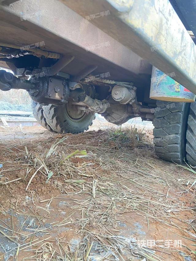 液壓泵艙室正面整體(整機外觀) 液壓泵艙室正面整體(整機外觀)