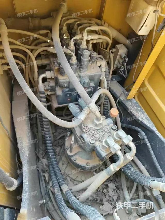 回轉(zhuǎn)馬達和主控閥(整機外觀) 回轉(zhuǎn)馬達和主控閥(整機外觀)