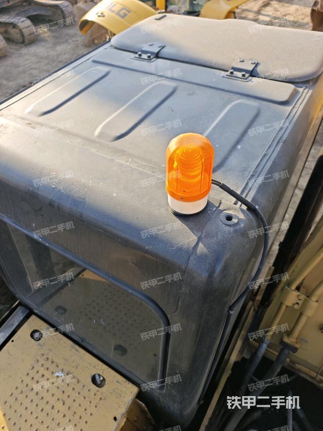 駕駛室頂部（整機外觀）