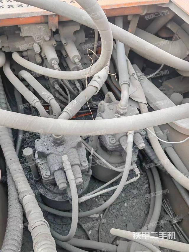 回轉(zhuǎn)馬達(dá)和主控閥(整機(jī)外觀) 回轉(zhuǎn)馬達(dá)和主控閥(整機(jī)外觀)