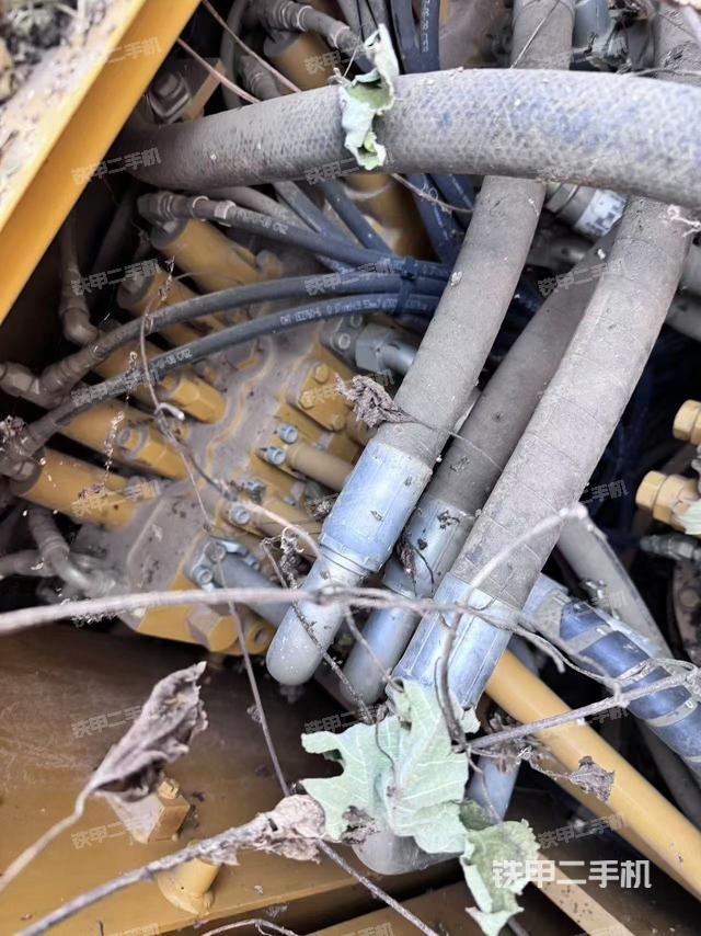 回轉(zhuǎn)馬達和主控閥(整機外觀) 回轉(zhuǎn)馬達和主控閥(整機外觀)