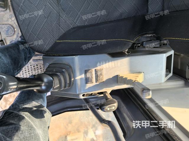 座椅左側(cè)控制臺/音響/含左手柄（駕駛室部分）