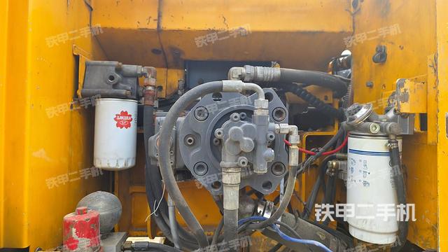 液壓泵艙室正面整體（整機外觀）