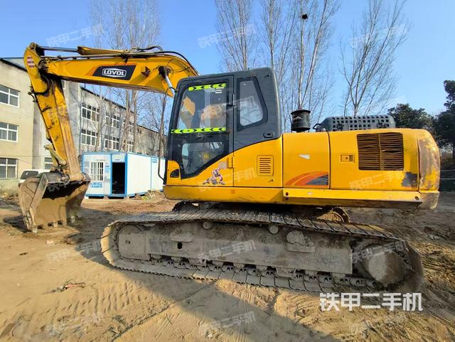 駕駛室頂部(整機(jī)外觀) 駕駛室頂部(整機(jī)外觀)