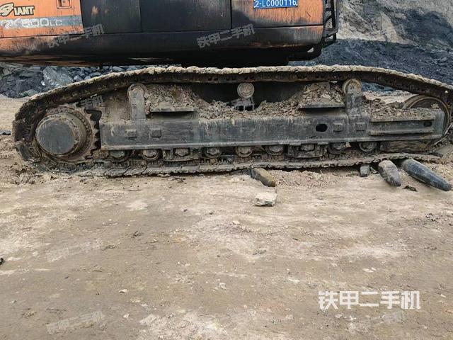 駕駛室頂部(整機(jī)外觀) 駕駛室頂部(整機(jī)外觀)