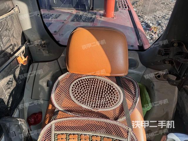 行走控制手柄和踏板?俯拍（駕駛室部分）